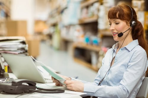 conseillère avec un casque micro