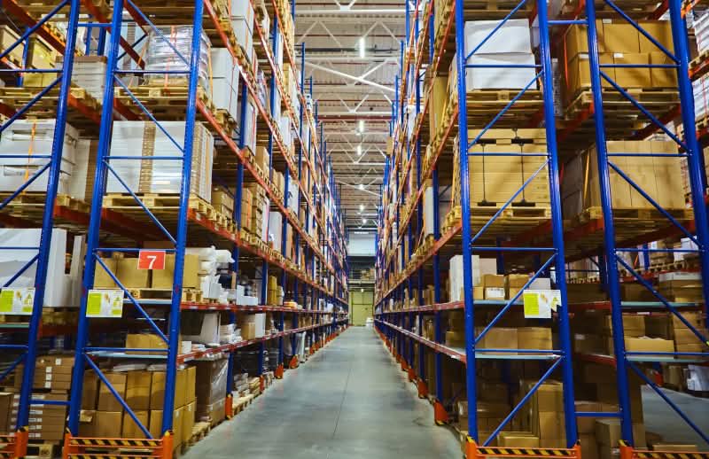 couloir dans un entrepot