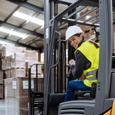 femme sur un chariot elevateur