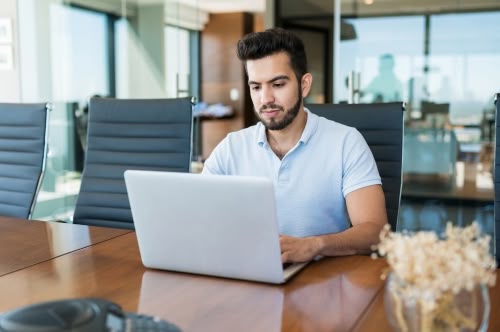 homme sur son laptop