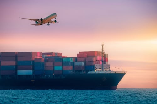 un bateau avec des containers et un avion