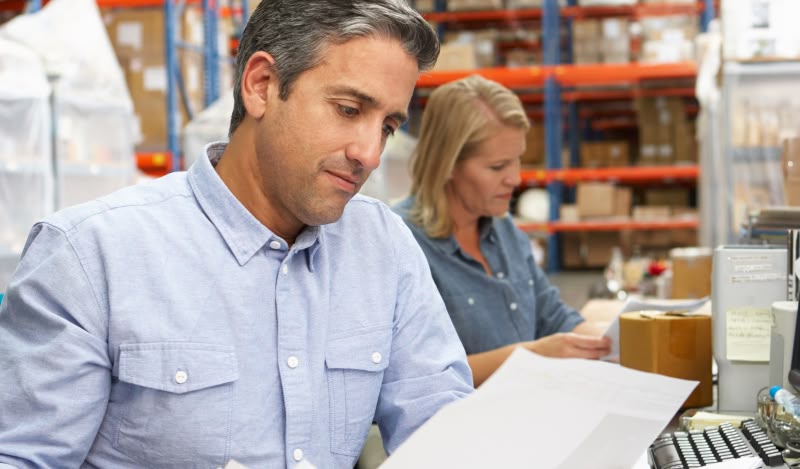 un homme et une femme qui font de l&rsquo;administratif
